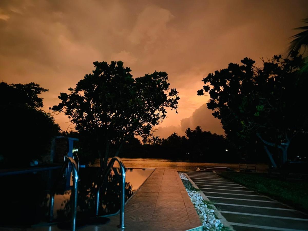 Villa Riverside Aluthgama Buitenkant foto